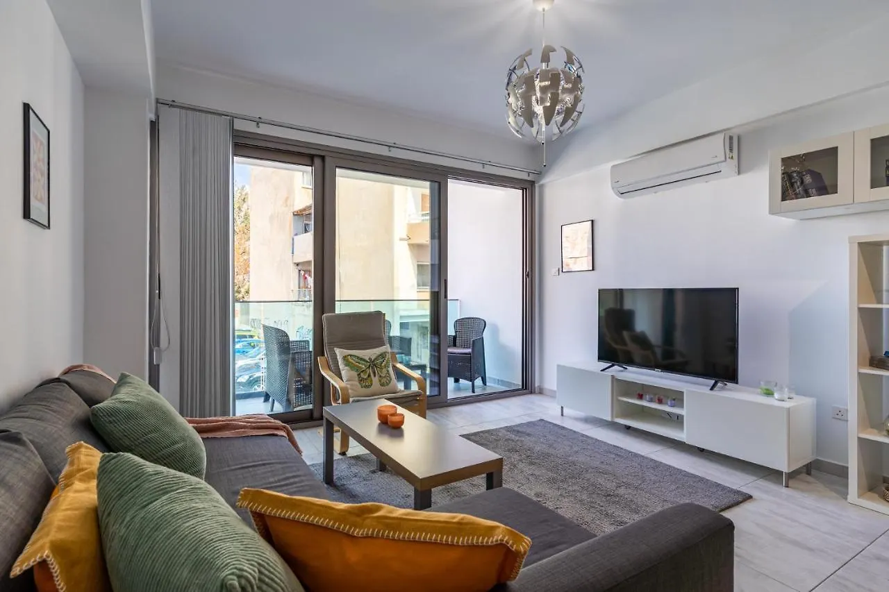 Contactos de Crystal 2-Bedroom Apartment In Larnaca